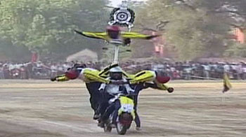 जवानों ने स्टंट्स से जीता दिल जवानों ने स्टंट्स से जीता दिल