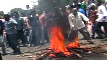 सपा के सम्मेलन में भिड़े नेता सपा के सम्मेलन में भिड़े नेता