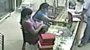 Video : Allahabad's women thieves caught on camera