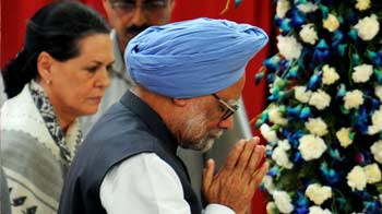 PM, Sonia pay homage to Sai Baba