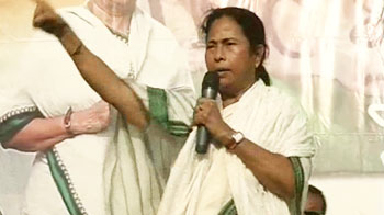 उद्योग लाने का वादा कर रहीं ममता