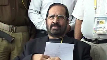 कलमाडी पर फेंकी गई चप्पल