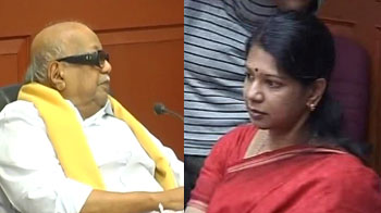 Emotional Karunanidhi backs Kanimozhi