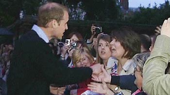 Video : The world's most famous groom meets fans
