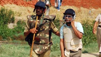 ग्रे. नोएडा : पुलिस और किसानों में झड़प