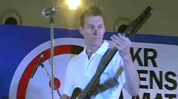 Brett Lee rocks the Kolkata crowd