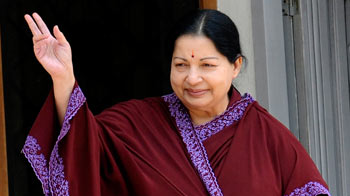 जयललिता के घर के बाहर जश्न जयललिता के घर के बाहर जश्न