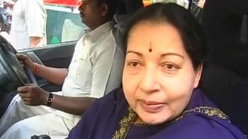 Video : Jayalalithaa meets Governor, stakes claim to form govt