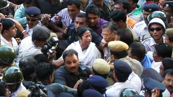 Mamata walks to Writers' Building