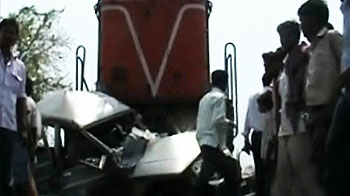 Videos : ट्रेन से टकराई बोलेरो