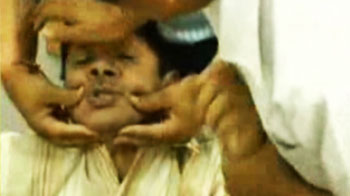 रिश्वत खाते हैं, सबूत भी खाया