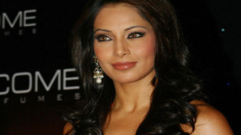 Bipasha detained at Mumbai airport Bipasha detained at Mumbai airport
