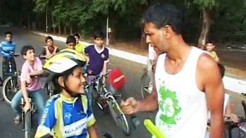 Videos : मिलिंद ने बच्चों के संग चलाई साइकिल