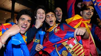 Fans celebrate Barcelonas win over Man U