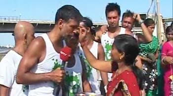 Video : Villagers of Bilpudi welcome Milind Soman