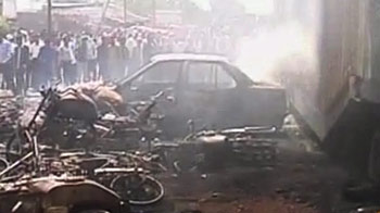 कंटेनर में आग लगी