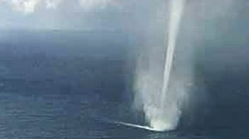 Video : 600-meter high water tornadoes, caught on camera
