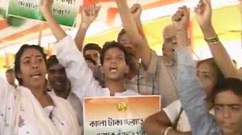 Baba Ramdev's followers flock to Ramlila Maidan