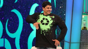 Cyrus dances to Sheila Ki Jawani