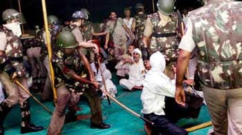 Videos : रामदेव के आंदोलन पर बरसी लाठी