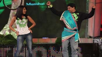 Video : Priyanka and Cyrus do the 'Sheila'