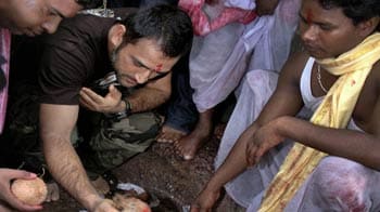 Video : Dhoni offers prayers at Deori temple