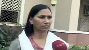 'बाबा को पहनाए महिलाओं के वस्त्र'