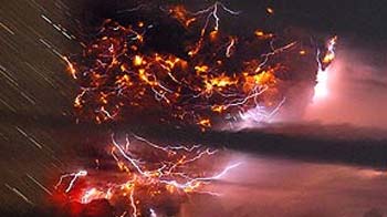 Video : Lightning turns ash cloud into a spectacular show