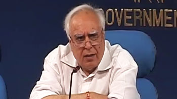 How can Anna call us cheats, asks Kapil Sibal