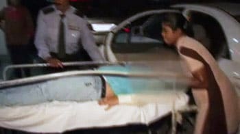 Videos : लड़की को चलती कार से फेंका