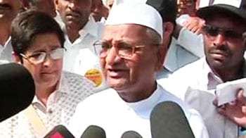Video : Team Anna firm on fast, shifts venue to Rajghat