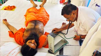 Video : Ramdev's health worsens, Sri Sri appeals to break fast