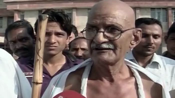 गांधी की वेशभूषा में रामदेव का भक्त