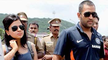 Video : Sakshi gets her 'act' together with Dhoni