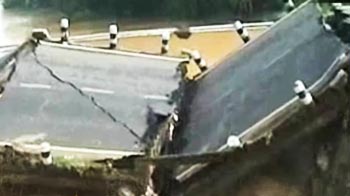 देवघर में पानी में ढह गया पुल