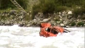 Video : Two vehicles fall into Kashmir river, 2 dead