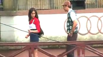 Video : Ranbir-Ileana mobbed during Darjeeling shoot