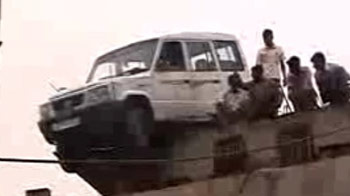 Sumo hangs off a flyover near Delhi