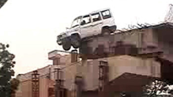 अधूरे फ्लाईओवर से लटकी गाड़ी...