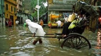 Videos : कोलकाता में बाढ़ जैसे हालात