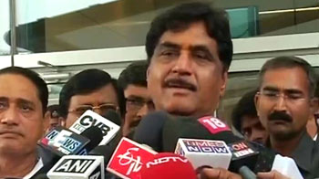 Sulking Munde to meet Advani, Gadkari in Delhi today