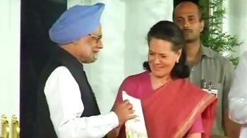 PM-Sonia start talks on major Cabinet reshuffle