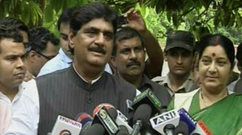 I am with BJP, says Munde in Delhi. Any takers?