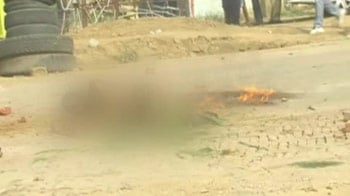 Video : Man set on fire, Gurgaon police watches