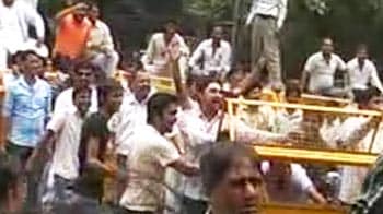 डीजल, गैस की बढ़ी कीमतों का विरोध