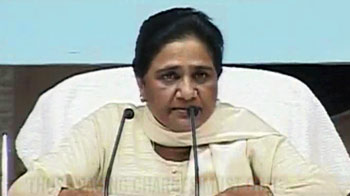 दबाव में बौखलाई मायावती