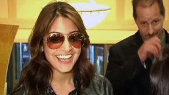 एयरपोर्ट पर अनुष्का को रोका गया