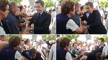 Video : Assailant grabs French leader Sarkozy in crowd