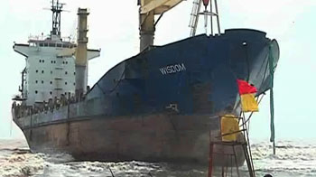 मुम्बई तट पर फंसा जहाज आगे बढ़ा