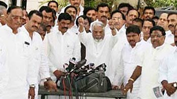 Video : Telangana Congress leaders adamant on quitting